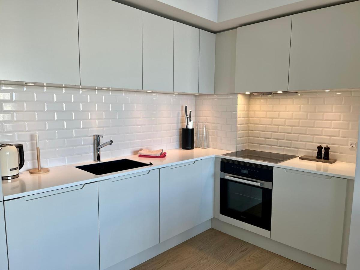 Apt. With Amazing Harbour View And Private Parking